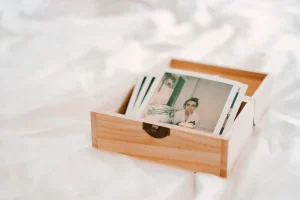 Caja de madera con fotos impresas tipo Polaroid — imprime tus recuerdos online en Más Original
