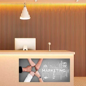 Persona entregando una tarjeta de visita en blanco, representando la impresión profesional personalizada para empresas 